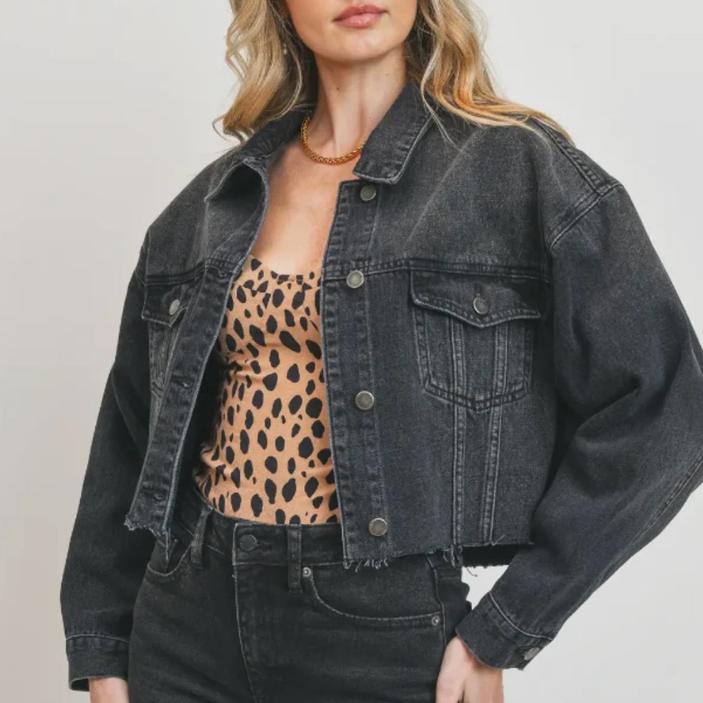 NWOT F21 Distressed Cropped Denim Jacket in Dark Gray/Black Size M